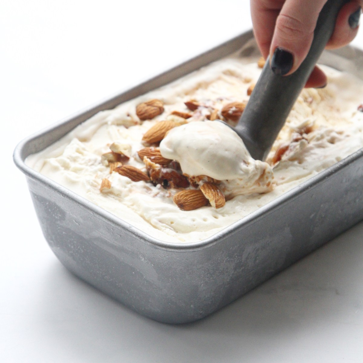 גלידת קרמל ושקדים