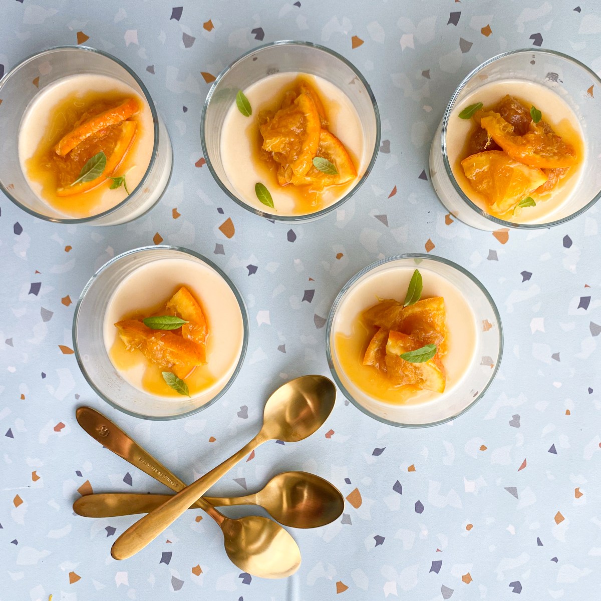 פנקוטה אשכולית עם ריבת&nbsp;תפוזים